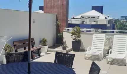 Linda cobertura com 2 suítes perto do mar