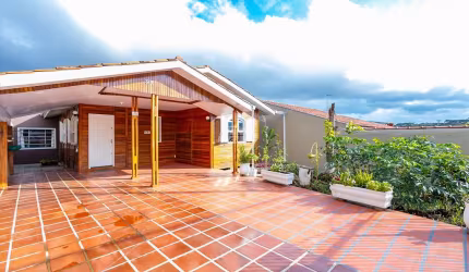 Casa com 4 quartos à venda na Rua Doutor Álvaro Teixeira Pinto, 306, Santa Cândida, Curitiba, 190 m2 por R$ 900.000