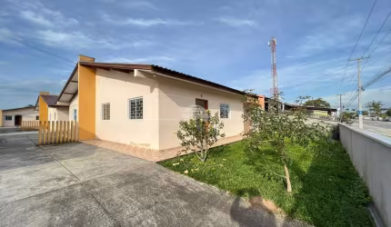 Casa com 2 quartos para alugar na Avenida Rui Barbosa, 2078, Piçarras, Guaratuba, 42 m2 por R$ 1.000