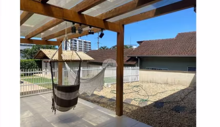 Casa com 3 quartos à venda na Rua Henrique Fismer, 71, Santo Antônio, Joinville, 154 m2 por R$ 899.000