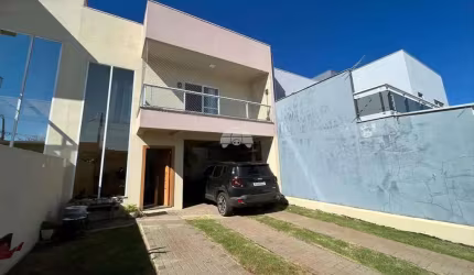 Casa com 3 quartos à venda na Rua Vitélio Parzianello, 1090, Fraron, Pato Branco, 118 m2 por R$ 700.000