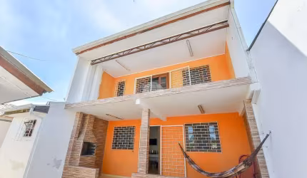 Casa com 3 quartos à venda na Rua Benjamin Gelinski, 244, Uberaba, Curitiba, 150 m2 por R$ 329.000