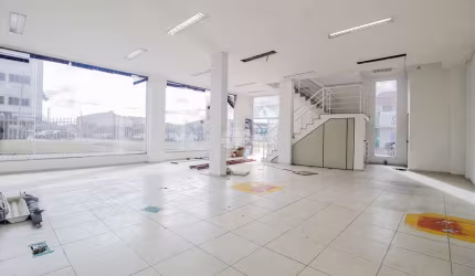 Prédio para alugar na Rua Cafeara, 49, Sítio Cercado, Curitiba, 336 m2 por R$ 10.000