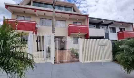 Casa com 3 quartos para alugar na Rua Eros Ruppel Abdalla, 29, Taboão, Curitiba, 224 m2 por R$ 3.400