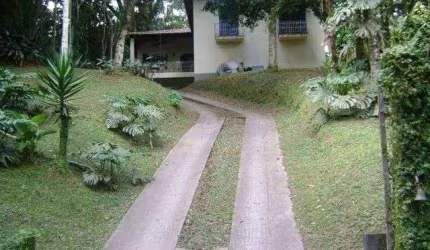 Sobrado com 4 dormitórios à venda, 370 m² por R$ 900.000,00 - Chácaras Embu Colonial - Embu das Artes/SP