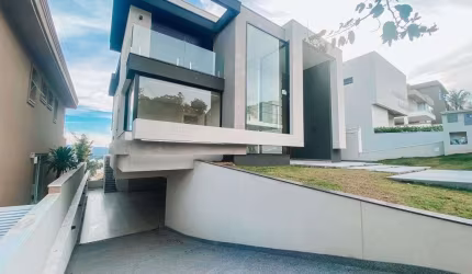 Mansão nunca habitada em Alphaville disponível para venda