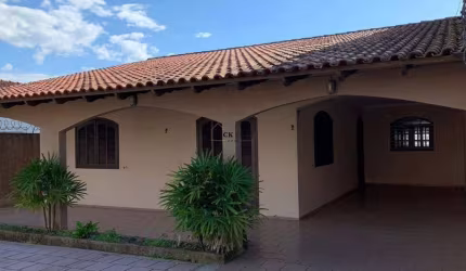Casa com 2 dormitórios com garagem coberta para 4 carros à venda no Centro de Matinhos - PR