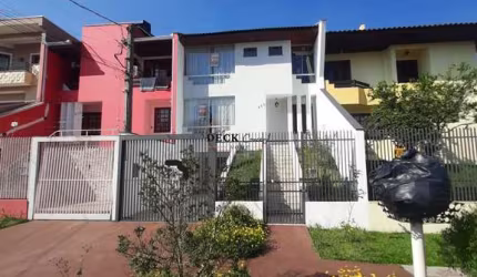 Sobrado com 3 dormitórios e 3 vagas de garagem á venda no Jardim das Américas em Curitiba - PR