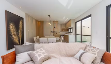 Casa em condomínio em Santa Felicidade com móveis planejados, pronta para morar!
