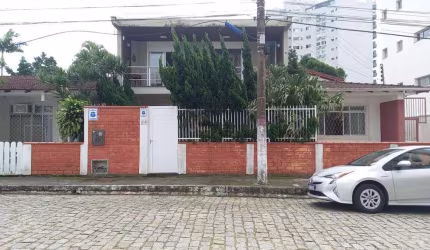 Sobrado com 200m² em Piçarras à uma quadra da praia e totalmente mobiliado, com 4 dormitórios, Piçarras- SC