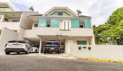 Excelente Sobrado com 4 dormitórios sendo duas suítes e 3 vagas de garagem no bairro de Santa Felicidade - PR