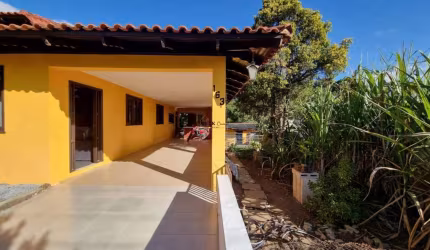 Casa com belíssimo quintal em Colombo com 225m², 3 dormitórios ( sendo 1 suíte ) e 3 vagas