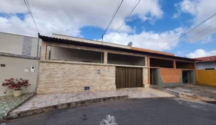 Casa a Venda em Residencial Fechado no Parque Universitário - 3 quartos  - 2 Wc