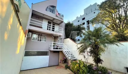SOBRADO COM ÓTIMO TERRENO HÁ METROS DO PALLADIUM AO LADO MUFFATO 240 M2 SEMI MOBILIADO  ESTUDA PERMUTA POR APARTAMENTO.