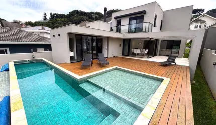 AO LADO PARQUE TINGUI, CASA 100% ATUALIZADA. IMPECÁVEL! 4 QUARTOS SENDO 4 SUÍTES, SEMI MOBILIADA, PISCINA, SUÍTE TÉRREA. CONDOMÍNIO LE PARC RESIDENCE.