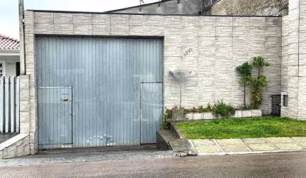 CASA COM TERRENO, NO PINHEIRINHO, 4 QUARTOS, 5 VAGAS.