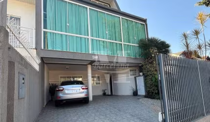 MARAVILHOSA CASA ALTO PADRÃO COM 210M2. ESQUINA C/ JOÃO DOETZER, SEMI-MOBILIADA. ESTUDA PERMUTA POR APARTAMENTO. PRÓX AO SHOPPING JARDIM DAS AMÉRICAS.