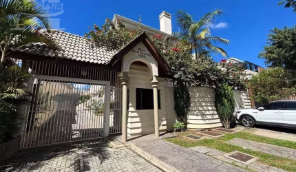 CASA ALTO PADRÃO - 207 M² EM CONDOMÍNIO FECHADO À VENDA - BACACHERI- 04 DORMITÓRIOS E 05 BANHEIROS.