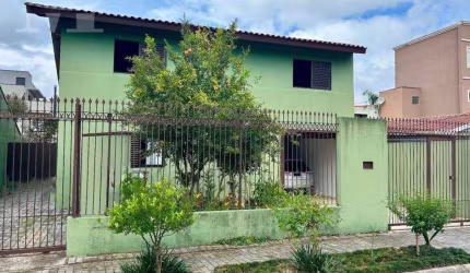 CASA COM 02 MORADIAS INDIVIDUAIS, HÁ METROS DA RUA ANTÔNIO ESCORSIN, COM BELO QUINTAL E POMAR.