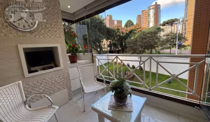 APARTAMENTO. ECOVILLE. ED. GIARDINO. 3 QUARTOS. 2 VAGAS. SACADA COM CHURRASQUEIRA. MOBILIADO.