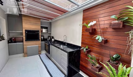 SOBRADO, SEMI-MOBILIADO, DIFERENCIADO E ATUALIZADO. 3 QUARTOS, SUÍTE, CHURRASQUEIRA E CLOSET. IMPECÁVEL.