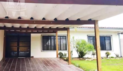 CASA TÉRREA COM BELO TERRENO DE 1.100 M², POMAR E JARDIM.  04 QUARTOS SENDO 2 SUÍTES.  ÓTIMA LOCALIZAÇÃO.