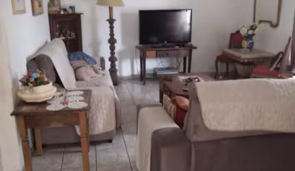 Casa com 3 dormitórios, sendo 1 suíte, sala, cozinha, copa, 2 lavanderias, quarto com banheiro no fundo, 4 vagas de garagem. Edícula.