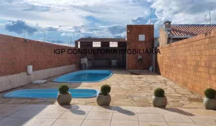 Vede-se casa com 2 piscinas