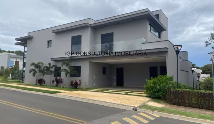 Casa de luxo em condomínio à venda em Indaiatuba-SP, com 4 quartos, 3 suítes, 3 salas, 8 vagas de garagem e 354,41 m² de área.