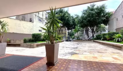 Junto à Praça Roosevelt, ao Parque Augusta, ao Teatro de Cultura Artística, e ao Terminal Bandeiras