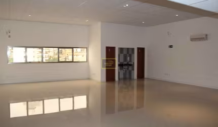 Prédio Comercial em Água Fria com 592m²