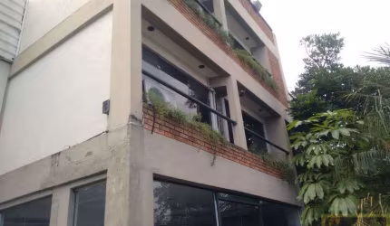 Prédio comercial na Avenida Eliseu de Almeida.