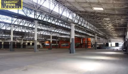 Galpão de 7.800 m², um edifício com 1.820 m² e um restaurante com 630 m²
