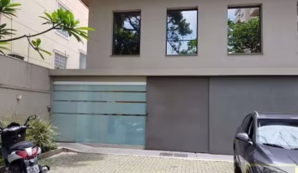 Excelente imóvel comercial à 500 metros do Metrô Fradique Coutinho.