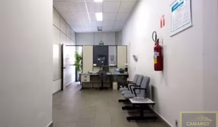 Prédio comercial com 1317 m² de área construída, 2 pavimentos, subsolo com garagem, docas, elevador!