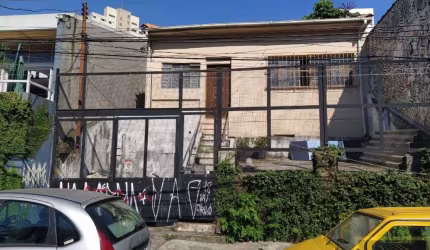 Casa bem localizada na Vila Madalena em rua de comercio, mercado e restaurantes!