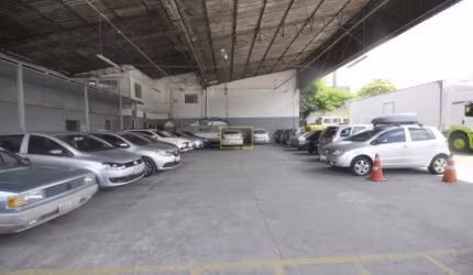 Prédio comercial com pátio de estacionamento para locação no Bairro do Limão