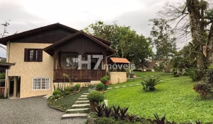 Casa com amplo terreno no Vila Nova