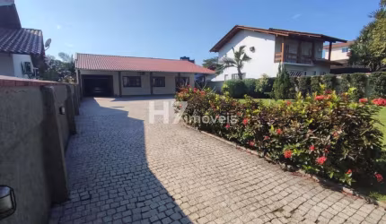 Casa em amplo terreno, com 1 suíte + 2 quartos, Iririú - Joinville
