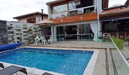 Casa 4 Dormitótios sendo 3 Suites a venda no Condominio Carmel , na Granja Viana Cotia