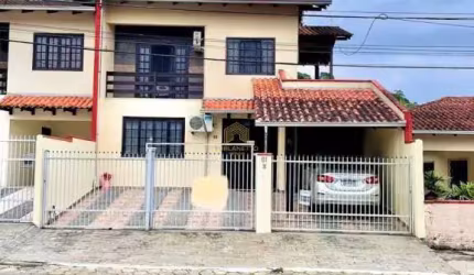 Casa com 3 quartos à venda na Karl Kumlehn, 16, América, Joinville por R$ 749.900