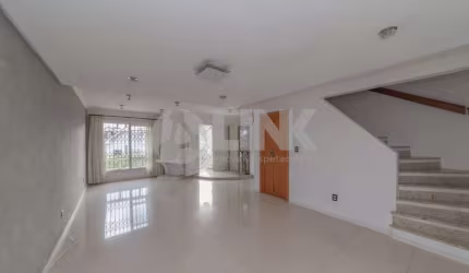 Casa com 3 quartos sendo 1 suíte e 4 vagas de garagem à venda no bairro Chácara das Pedras em Porto Alegre