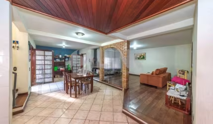 Casa de 3 quartos com 4 vagas à venda no bairro Auxiliadora em Porto Alegre