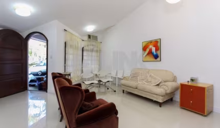 Casa de 3 quartos com 4 vagas de garagem à venda no bairro Três Figueiras em Porto Alegre