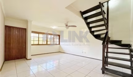 Casa estilo sobrado com 3 quartos e 2 vagas à venda no bairro Morro Santana em Porto Alegre