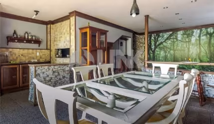 Casa de 4 quartos com 2 vagas à venda no bairro Teresópolis em Porto Alegre