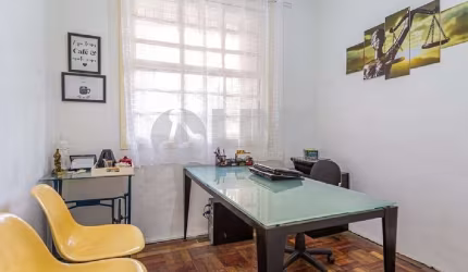 Apartamento térreo de 3 quartos com 1 vaga à venda no bairro Santana em Porto Alegre
