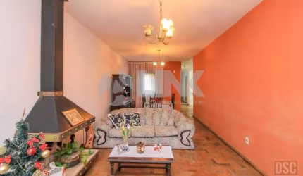 Casa de 3 quartos com 4 vagas à venda no bairro Glória em Porto Alegre