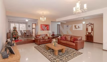 Casa de 4 quartos com 4 vagas à venda no bairro Jardim Itú em Porto Alegre