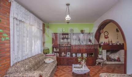 Casa com 3 quartos e 4 vagas à venda no bairro Passo da Areia em Porto Alegre